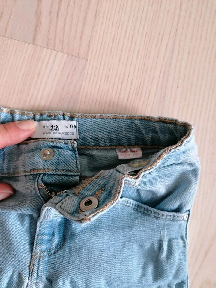 Zara Jeans hellblau blau Gr. 104/110 in Ismaning