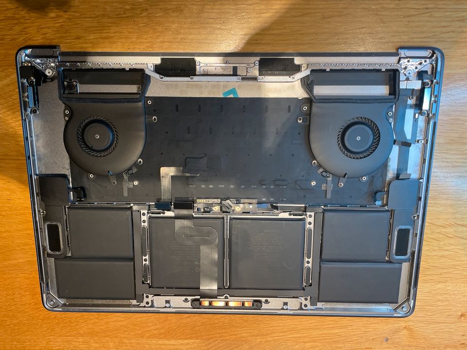 Mac Book Pro 15 Body grau 2018-2019 A1990 in Essen