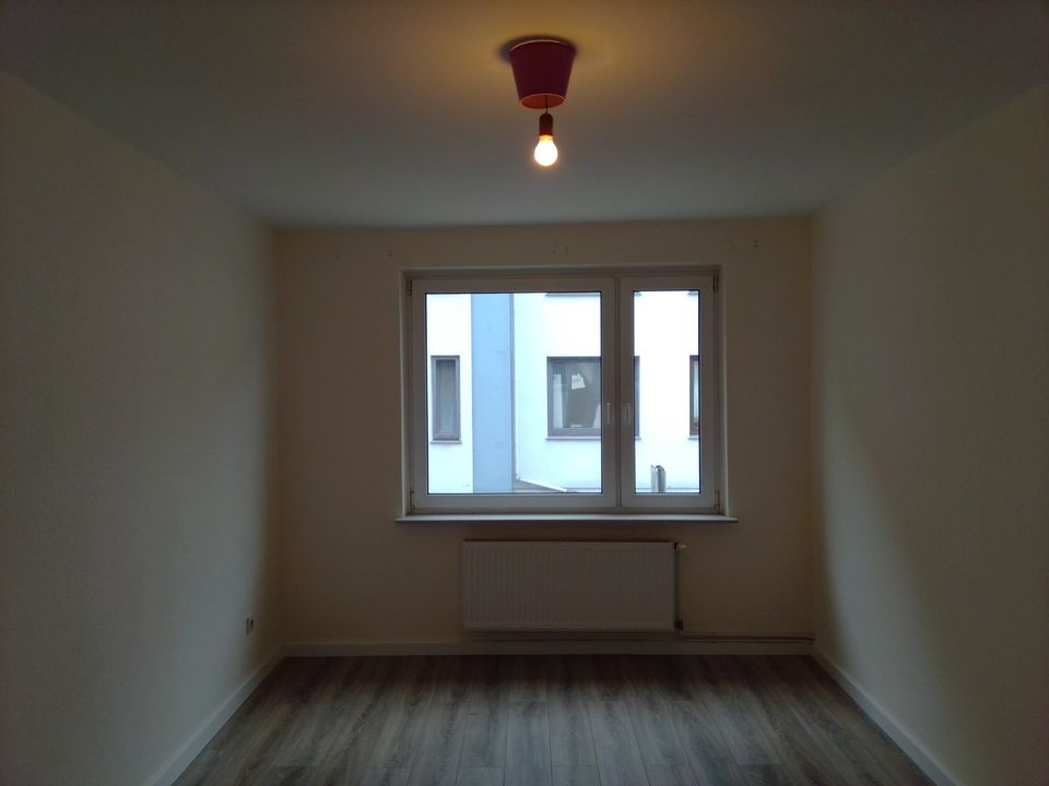 Anfragen NUR per E-Mail. Zentraler geht`s nicht! 3-Zi-Wohnung im 1-OG mit perfektem Grundriss und Balkon. in Bremerhaven