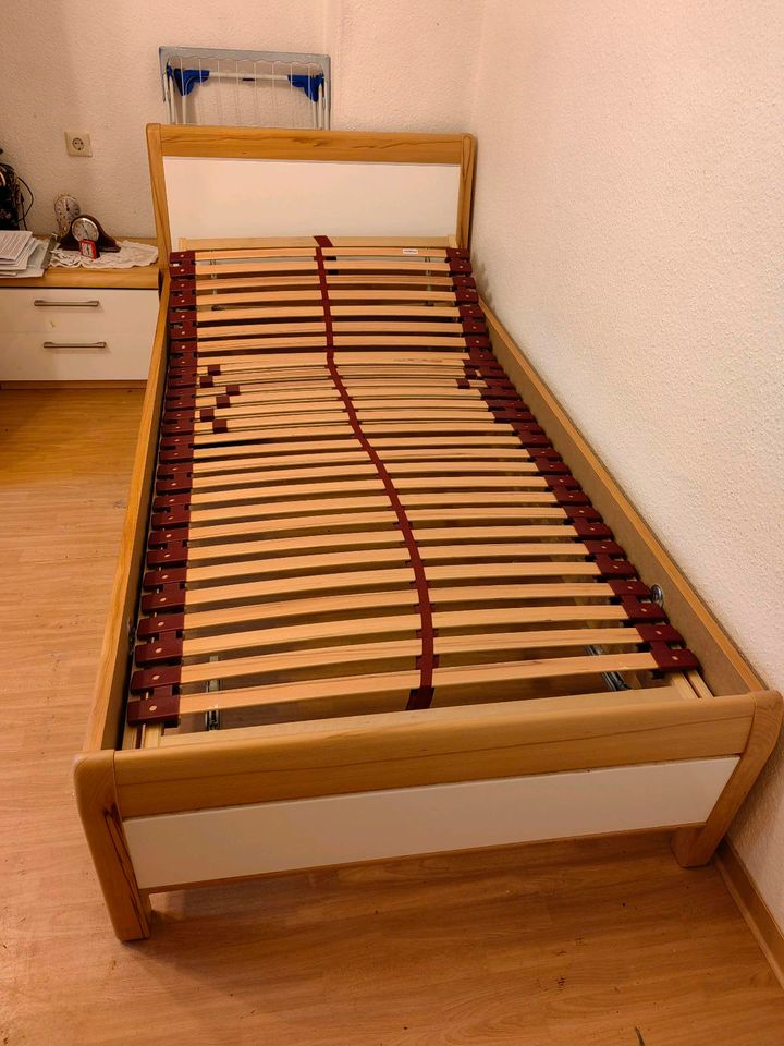 Moderernes  Einzell Bett mit Nachtschrank in Neubrandenburg