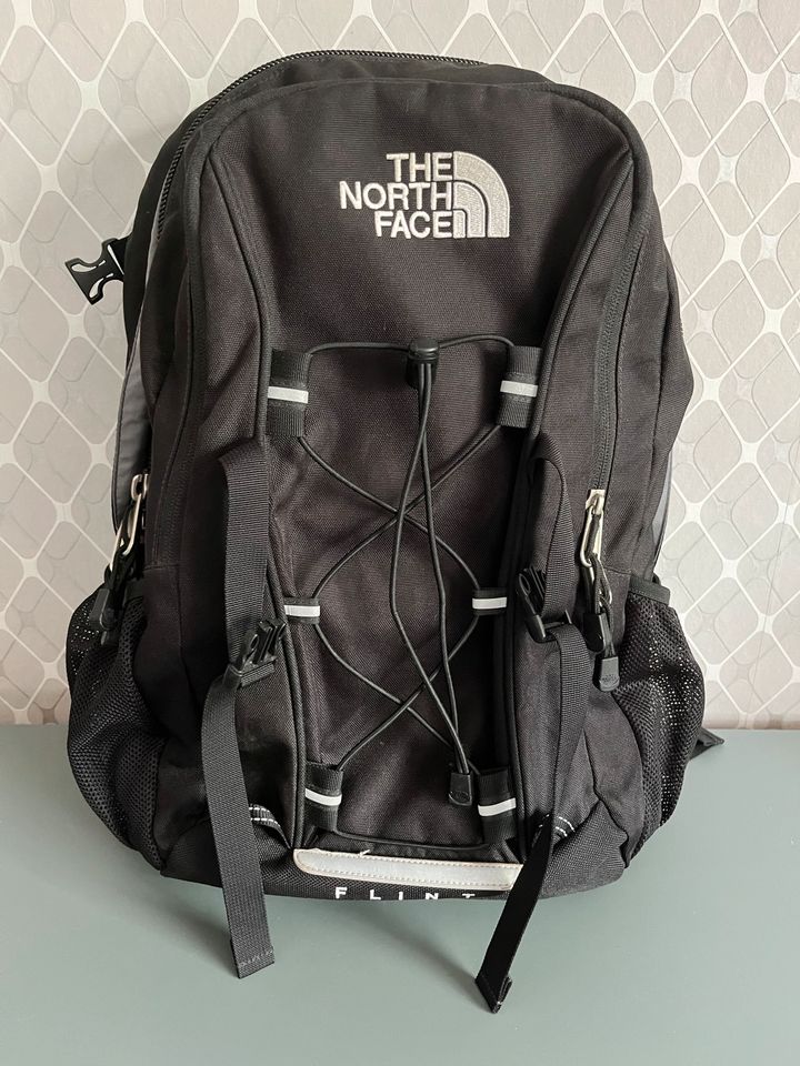 The North Face Outdoot- / Wander- Rucksack „Flint“ in Calberlah