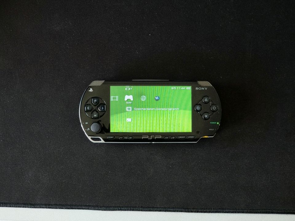 PSP (Play Station Portable) + 4 Spiele + Tasche + Ladegerät in Filderstadt