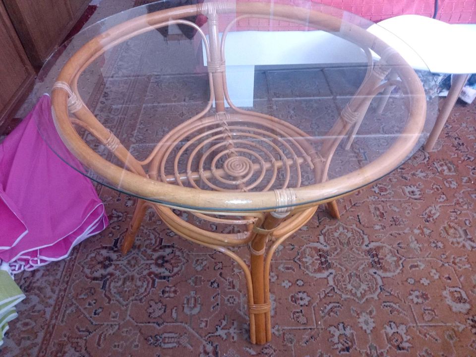 Holztisch mit runder Glasplatte / Beistelltisch in Eisleben