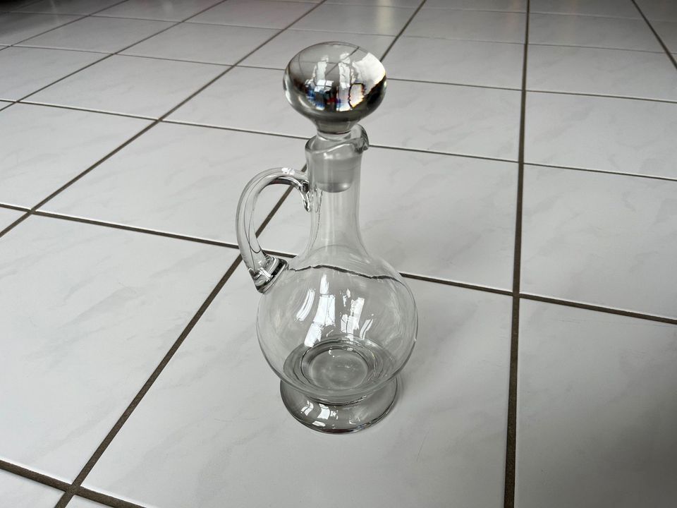 Elegante Glas-Karaffe aus Kristallglas mit Stopfen in Meckenheim