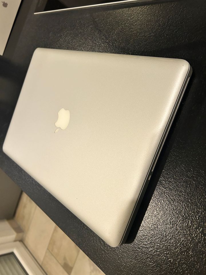 MacBook Pro 15 A1286 15.4/2.0/2x2GB/500/SD/HR in Castrop-Rauxel