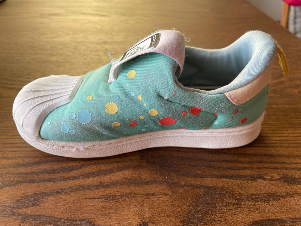 Adidas Kinderschuhe 26 in Bornheim