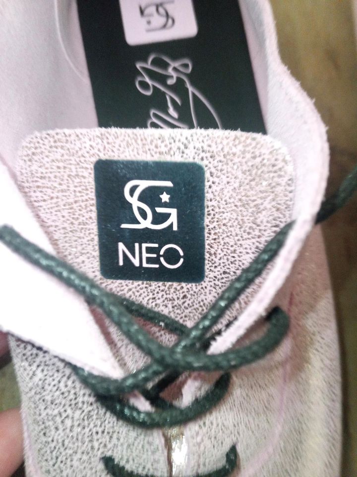 Adidas neo Selena Gomez Rosegold gr. 41 1/3 neu in Samswegen