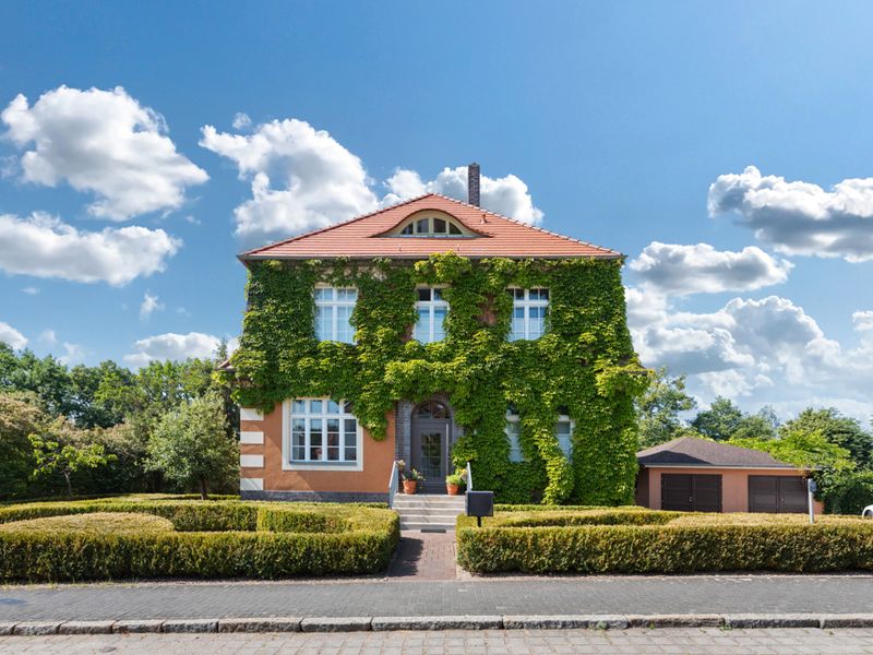 Mehrgenerationenhaus - Historische Altbauvilla aus 1928 in direkter Seelage. in Neustrelitz