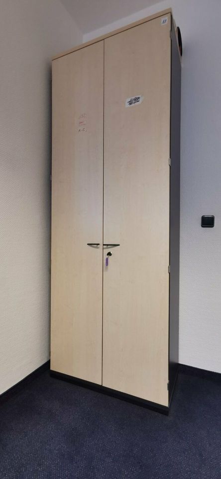 BÜRORÄUMUNG Aktenschrank Schreibtisch Büromöbel in Bad Belzig