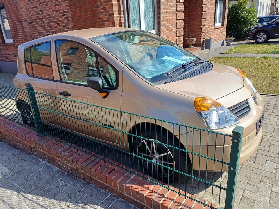 Renault modus 2005 16V mit einem Stand für zwei Fahrräder in Bremervörde