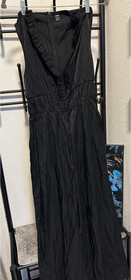 Shein V Ausschnitt Overall Jumpsuit mit Rüschen schwarz Gr. M in Kirchardt