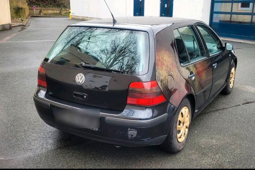 VW Golf 4 1,6 16v  Special TÜV Neu in Wuppertal