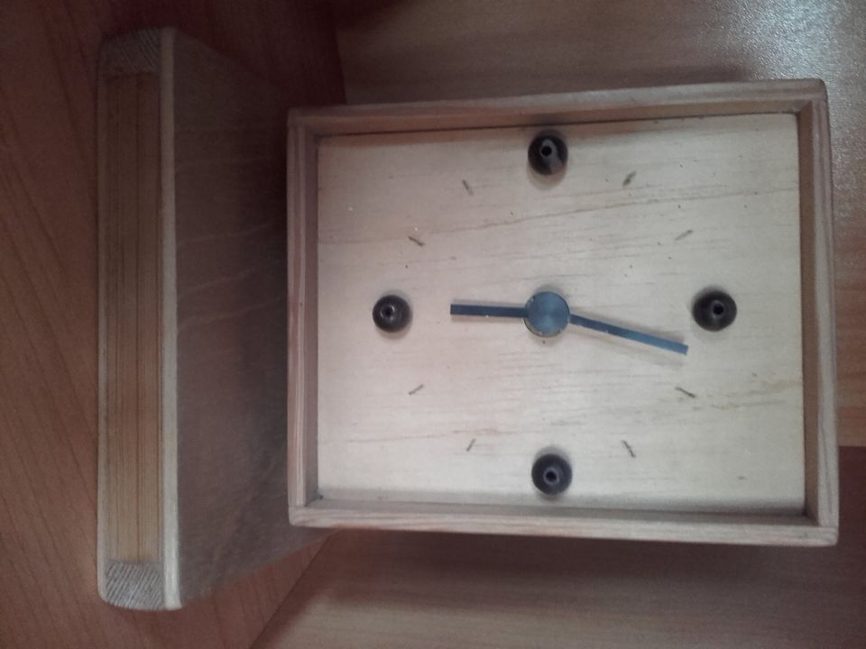 Tischuhr,Holz,selbst gemacht,Batterie,Uhrzeit,Standuhr in Stephanskirchen