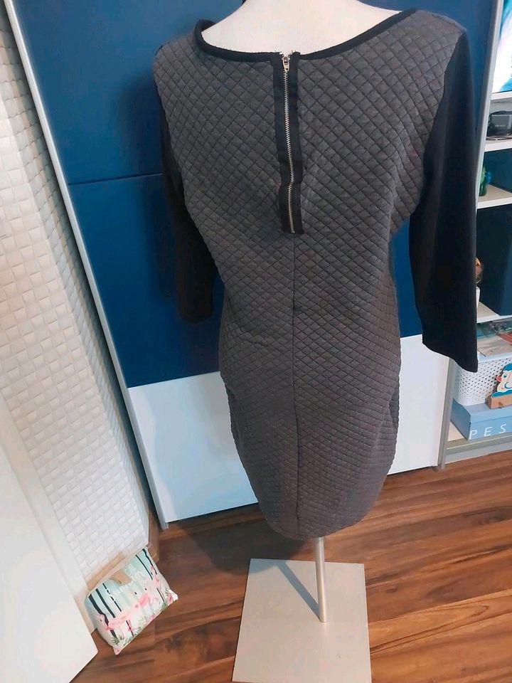 Schönes ❤️ Kleid Stepp Design Stretch aus Miami Gr.M / L in Leipzig