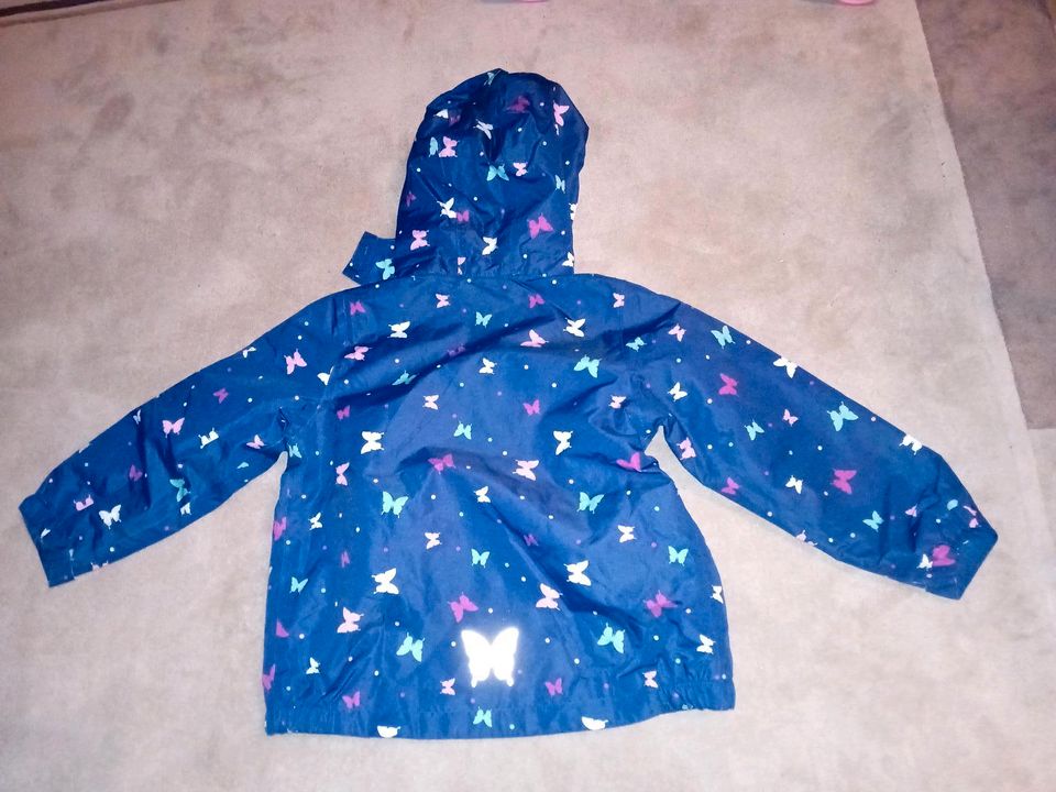 Regenjacke (gefüttert) für Mädchen Größe 98/104 in Berlin