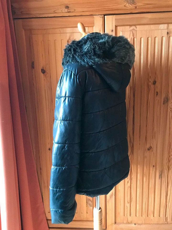 YMI, schöne, leicht glänzende gesteppte Winterjacke, mit Kapuze in Frankfurt am Main