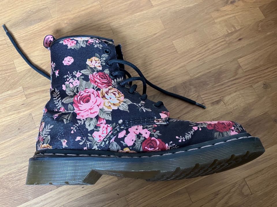 Geblümte Dr. Martens in Freiburg im Breisgau