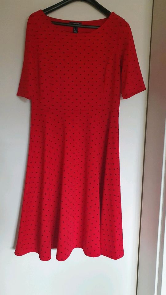 Kleid in frischem rot - gepunktet in Fahrdorf