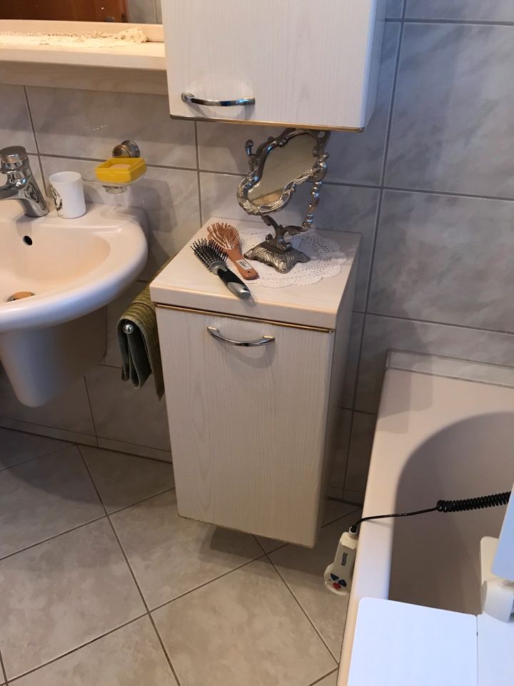 Badezimmer Möbel auch Waschbecken, Handtuchhalter in Tapfheim