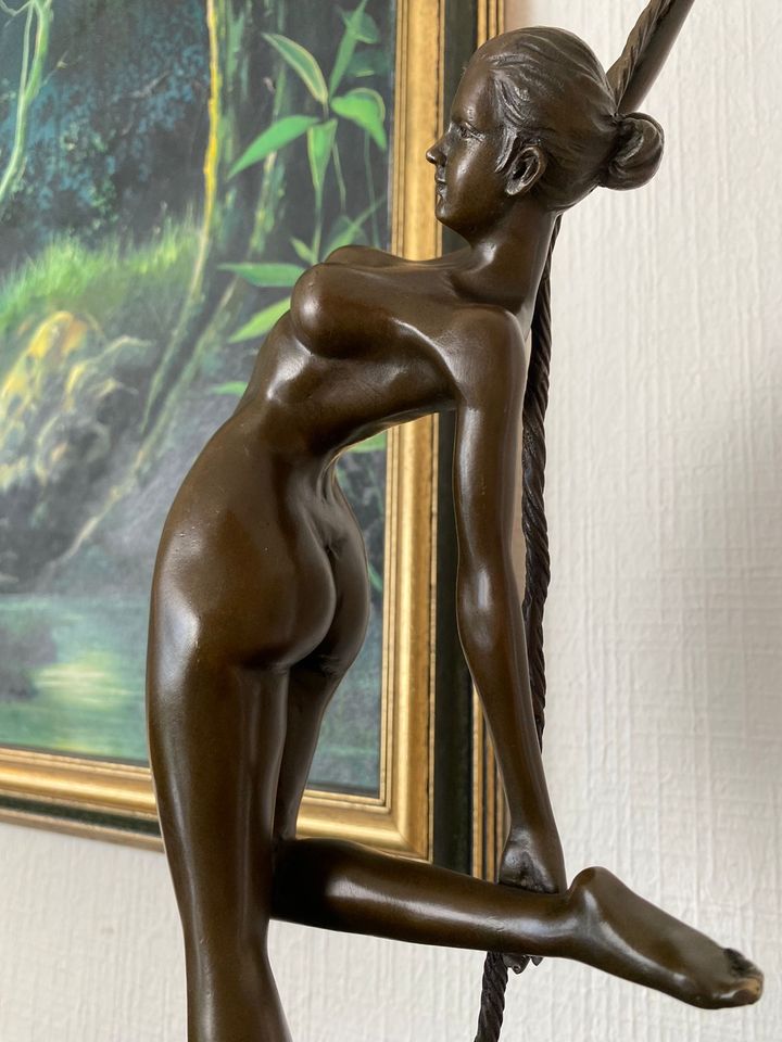 Bronzefigur Frau Seiltänzerin Signatur Patoue Bronze Skulptur in Centrum