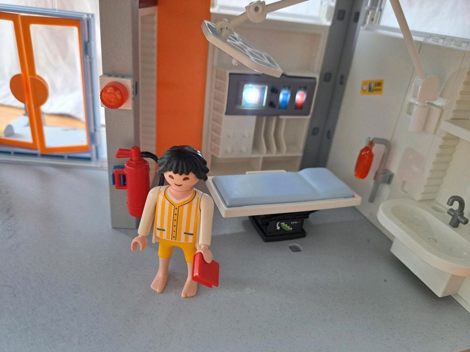 Playmobil Krankenhaus + Krankenwagen in Bremen