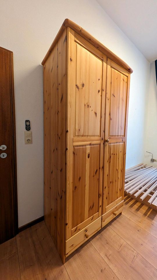 Kleiderschrank Holz in Karlsruhe