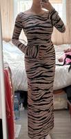Bershka Maxikleid langärmliges Kleid mit Schlitz Zebramuster S Sachsen-Anhalt - Halle Vorschau