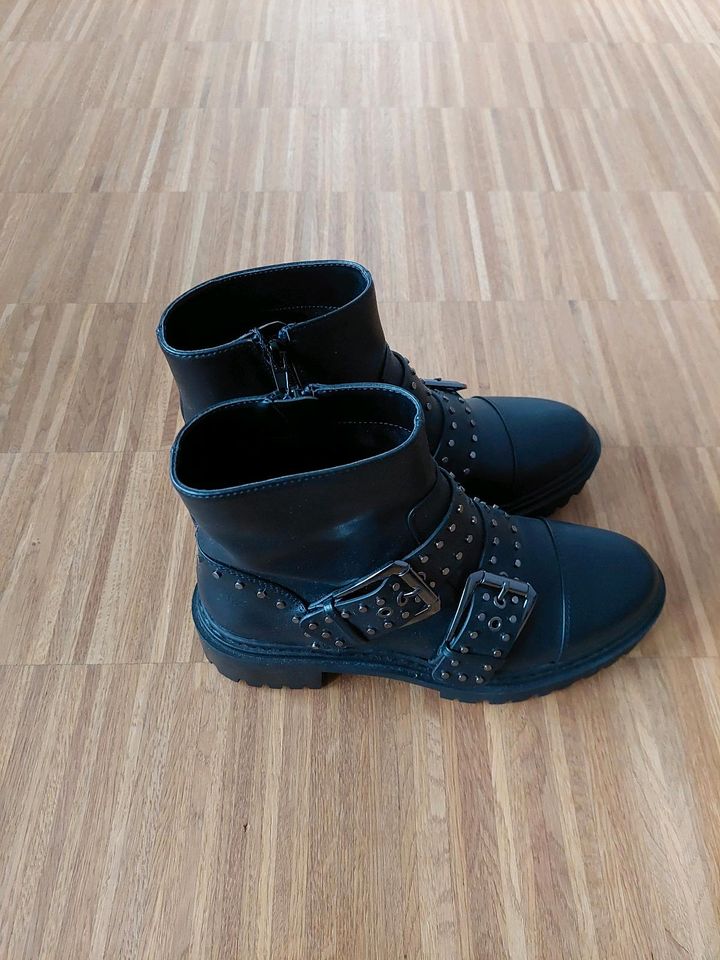 NEU Bershka Boots Bikerboots Nieten Gr. 38 in Karlsruhe