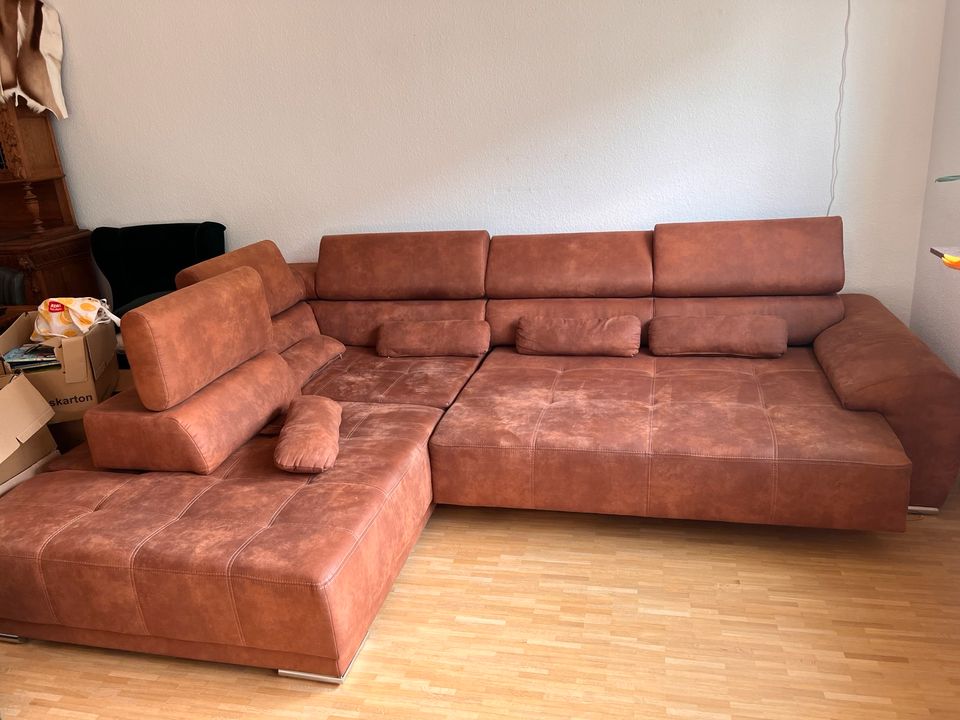 Neuwertige Kunstleder Couch Sofa Schlaffunktion elektrisch in Düsseldorf