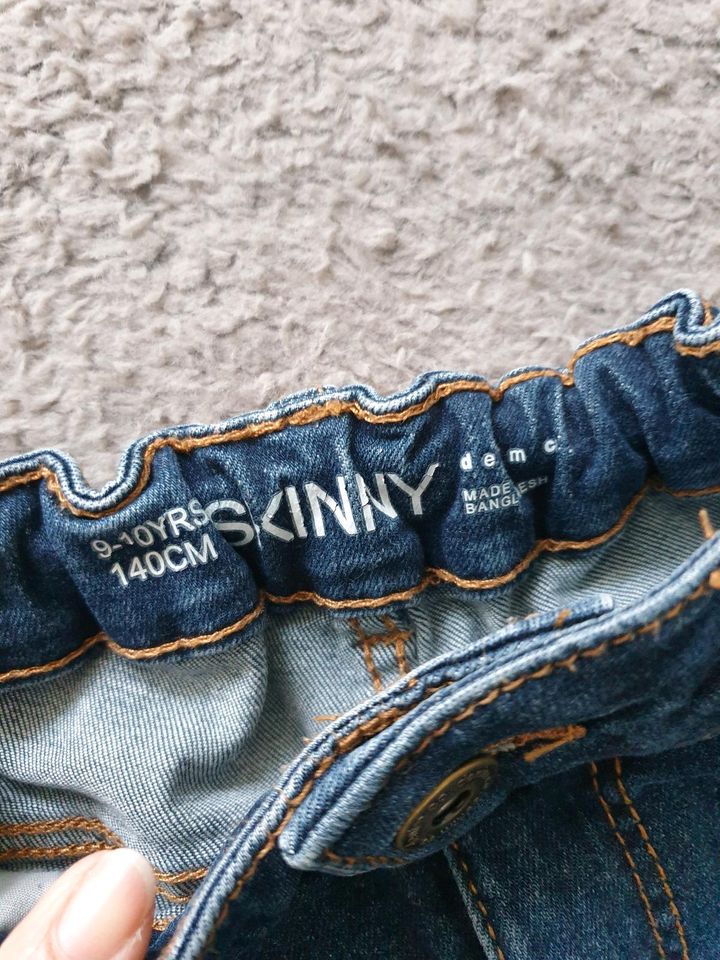 Kinder Jeans Hosen für Jungs in gr.140 in Wuppertal