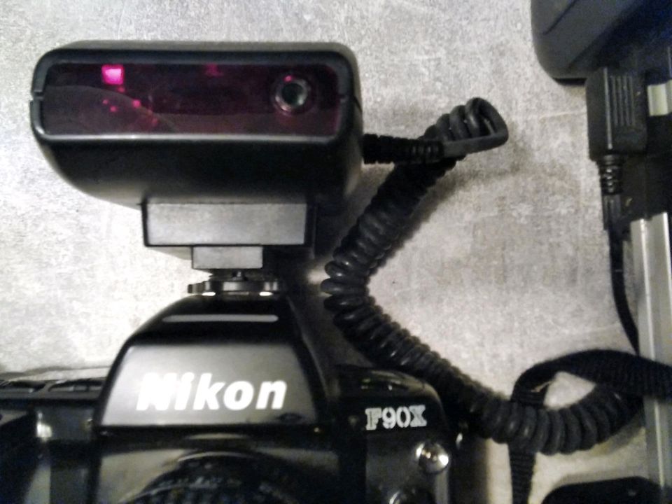 Nikon f90x Fotoapparat+ sämtliches Zubehör inkl Versand in Hannover