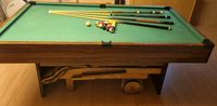 Billard Tisch mit 4 Queues. Nordrhein-Westfalen - Augustdorf Vorschau