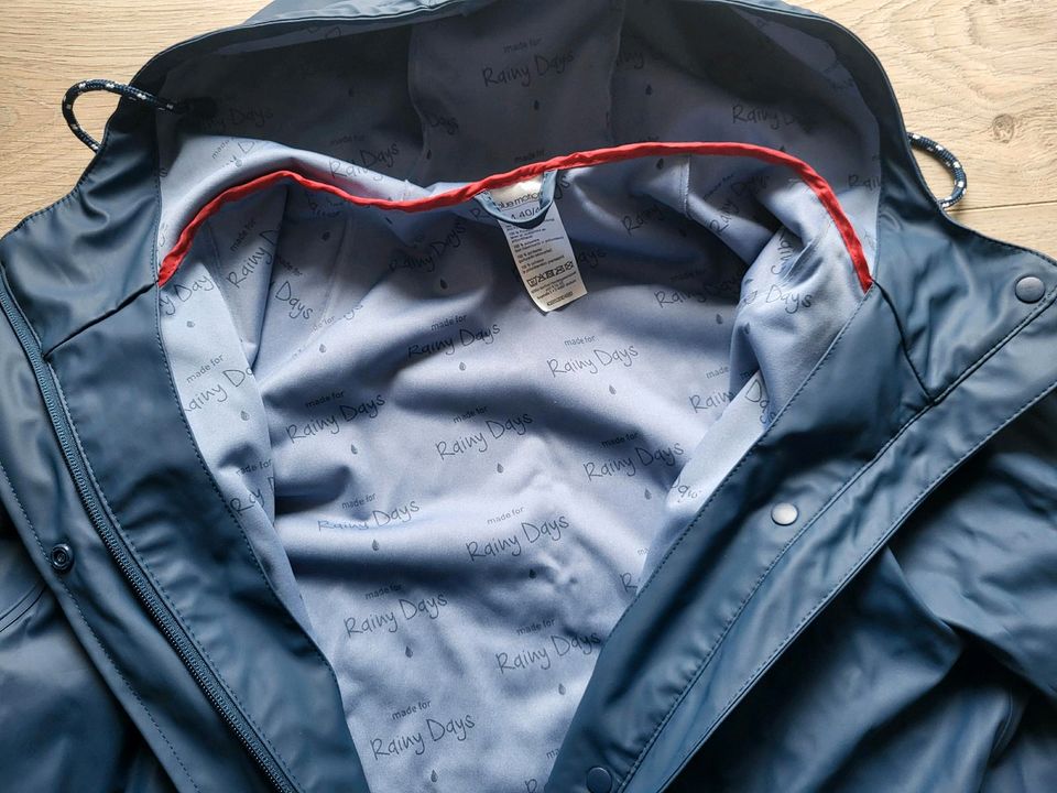 Neuer Regenmantel mit Kapuze und aufgesetzten Taschen Gr 40/42 in Langerwehe