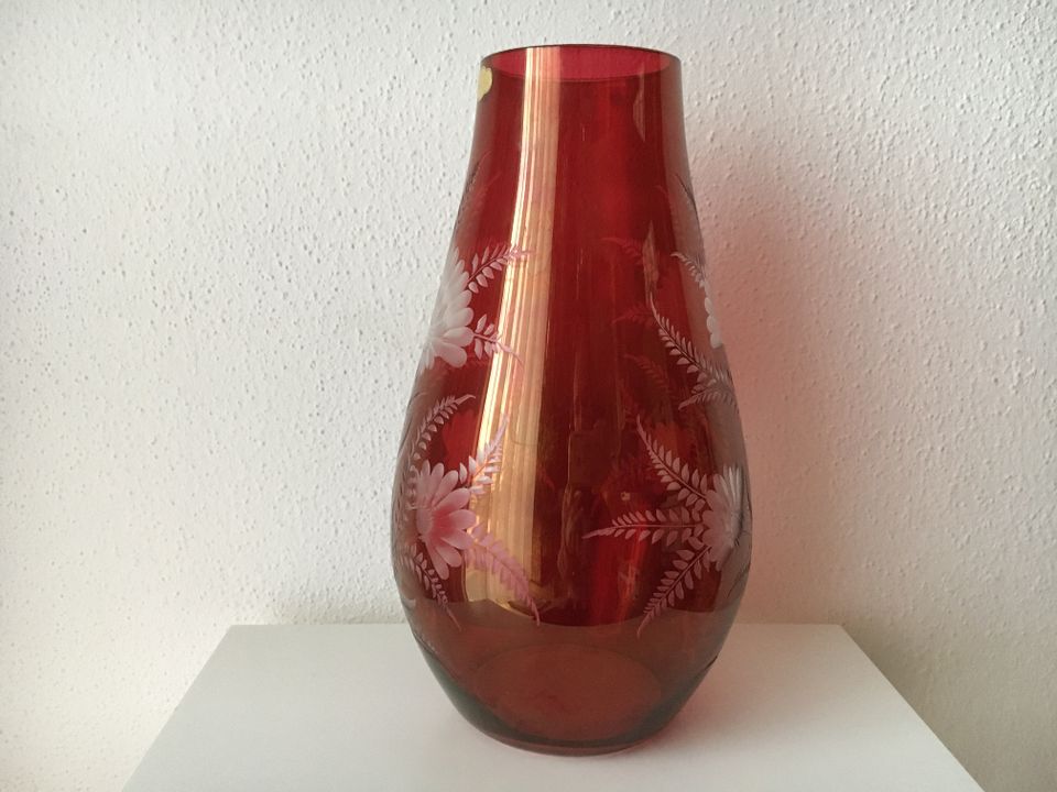 Böhmische Glas-Vase rubinrot geschliffen Vintage 70er Handarbeit in Langweid am Lech