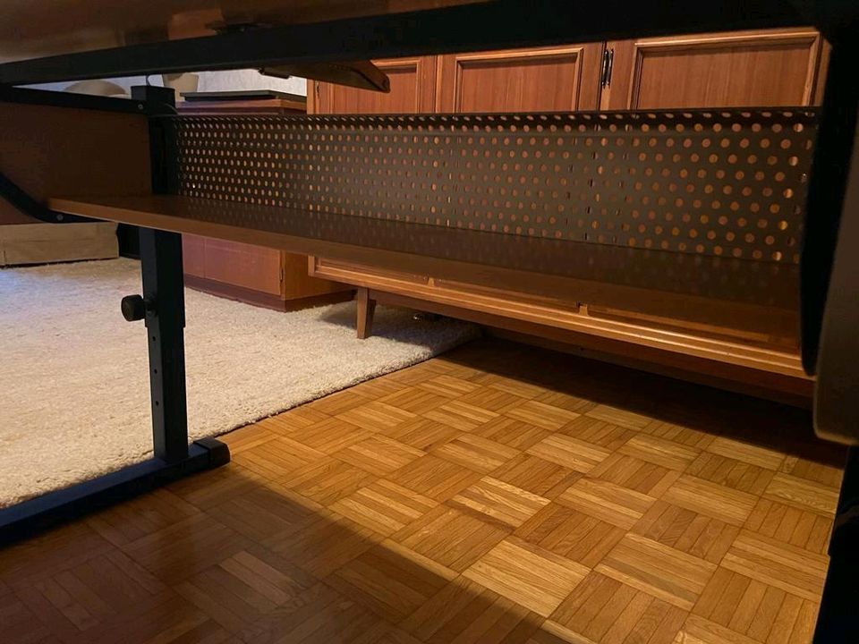 Schreibtisch mit Schreibtischstuhl höhenverstellbar in Overath