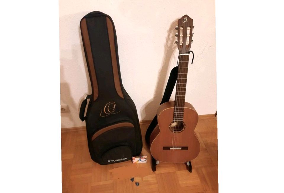 Ortega R131 Klassische Gitarre, viel Zubehör, wie NEU, Anfänger in Augsburg