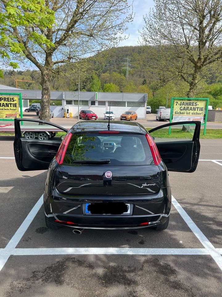 Fiat Punto schwarz 1.2l 69PS in Merzig