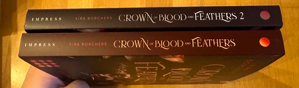 2 x Buch Kira Borchers Crown of Blood and Feathers Vertrauen in Lage