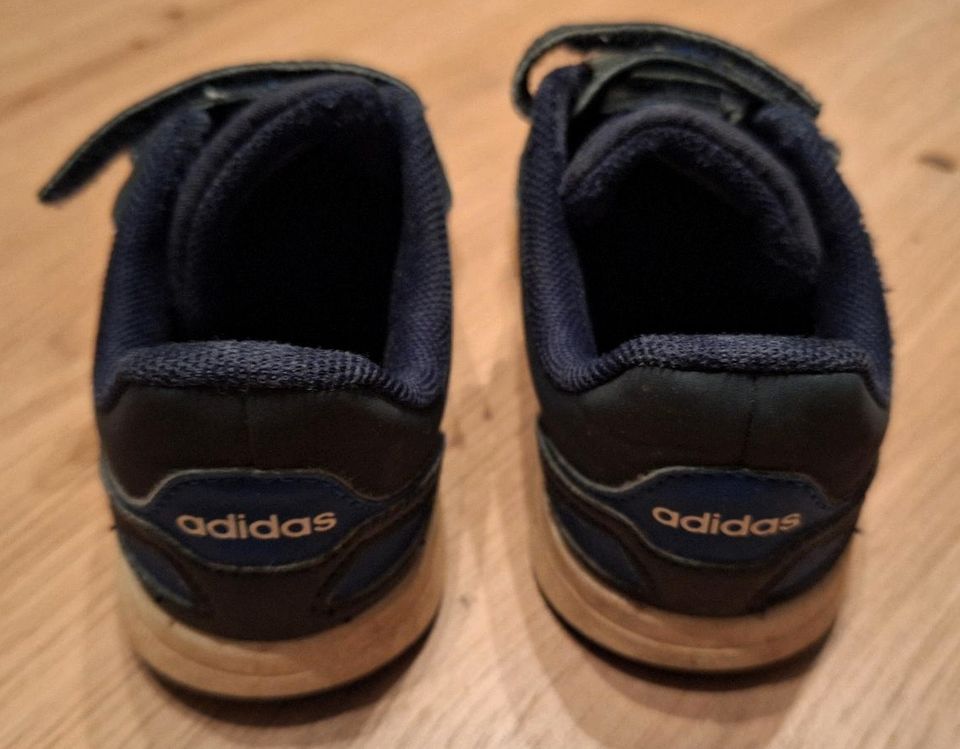 Kinderschuhe / Turnschuhe von Adidas in der Größe 25 in Betzdorf