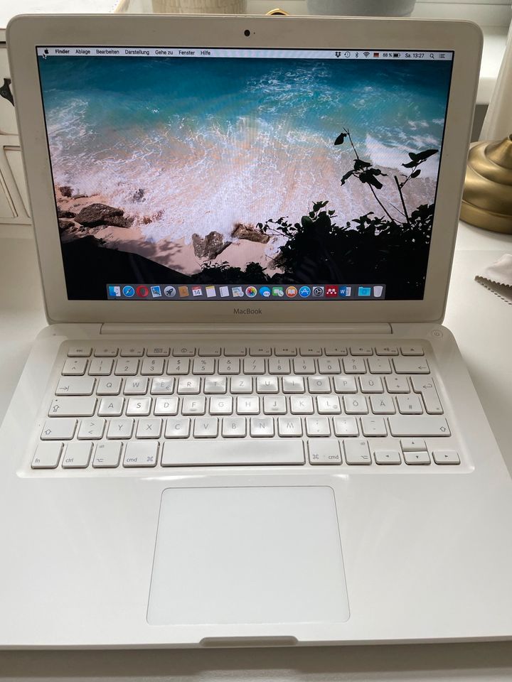 MacBook, weiß, 13 Zoll, Mitte 2010 in Berlin