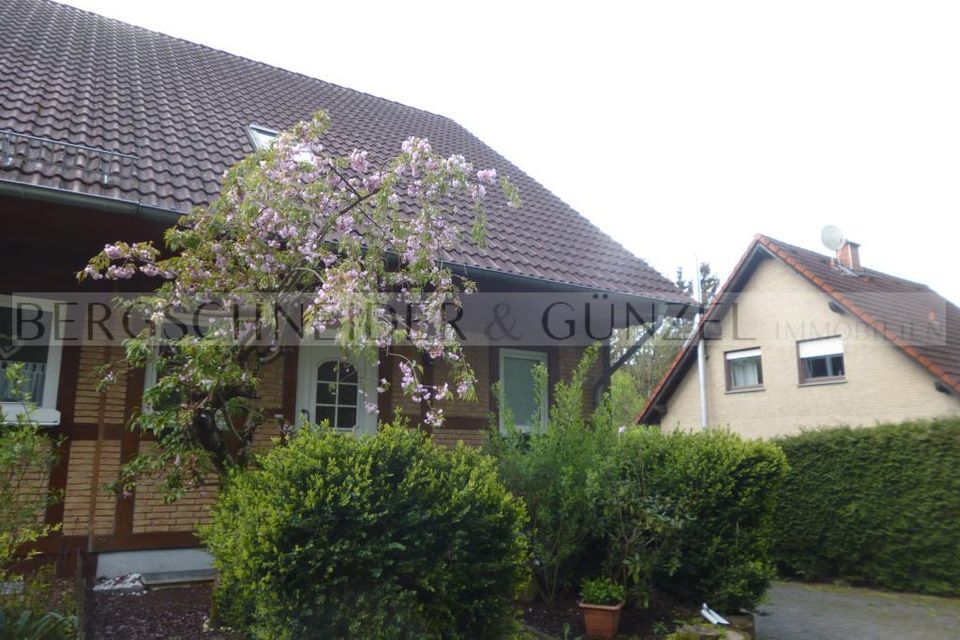 *Vollunterkellerte Doppelhaushälfte mit Carport und Garten in Barntrup-Alverdissen * in Barntrup