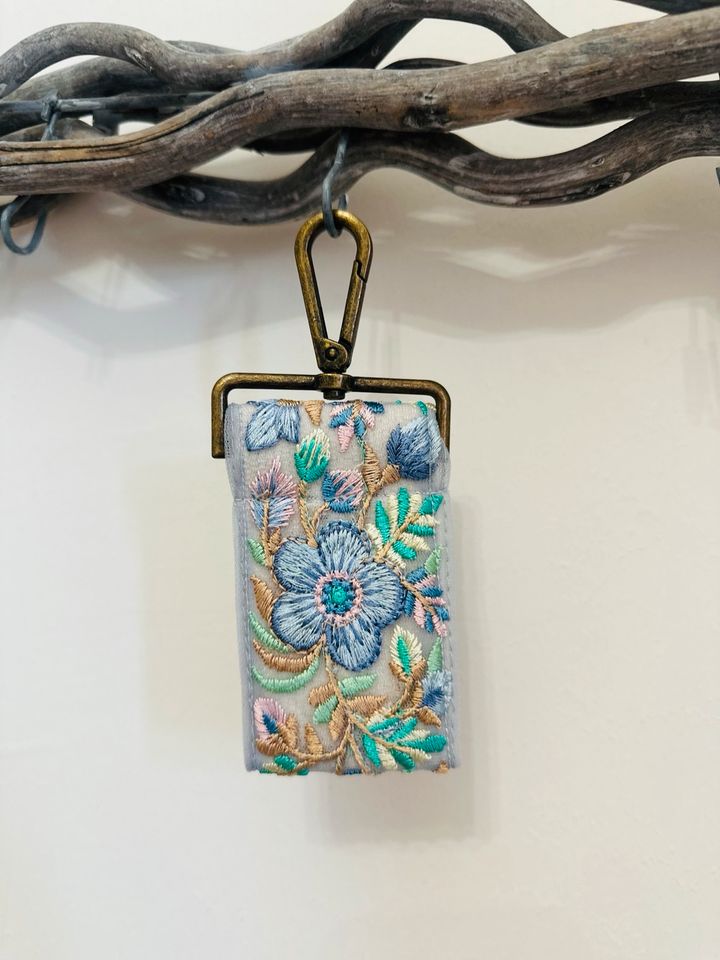 Schlüsselanhänger Schlüsselband mit floraler Spitze handmade in Berlin