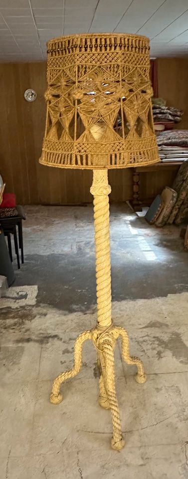 Stehlampe aus Makramee (Handarbeit) in Schiffdorf