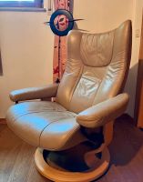 Stressless Sessel mit Fußhocker  ,  Farbe Sand , Leder + Holz Nordrhein-Westfalen - Lindlar Vorschau