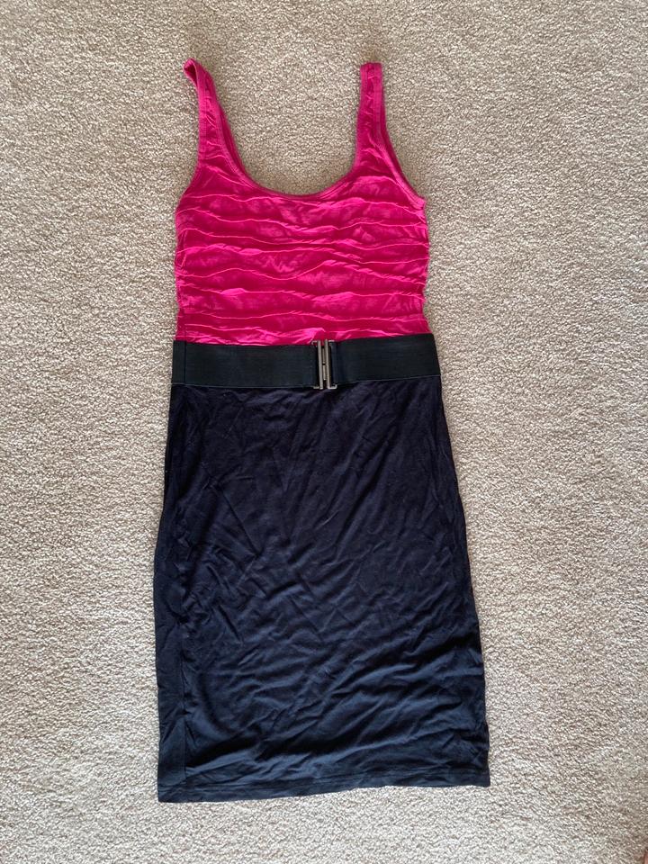 Sommerkleid figurbetont gr. XS mit Gürtel in pink/schwarz in Stadtoldendorf