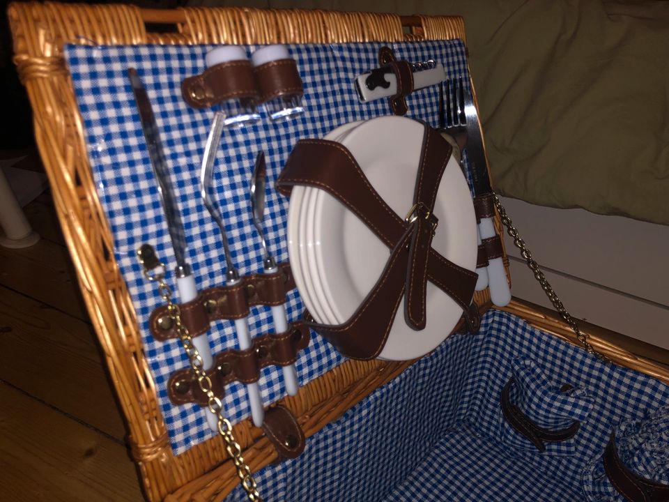 Picknickbox mit Tellern,gabeln, Servietten und ein Glas in Leipzig