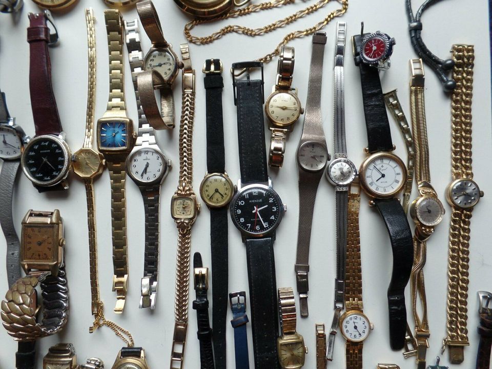 Konvolut von 108 mechanischen Armbanduhren,Uhren,Taschenuhren usw in Bielefeld