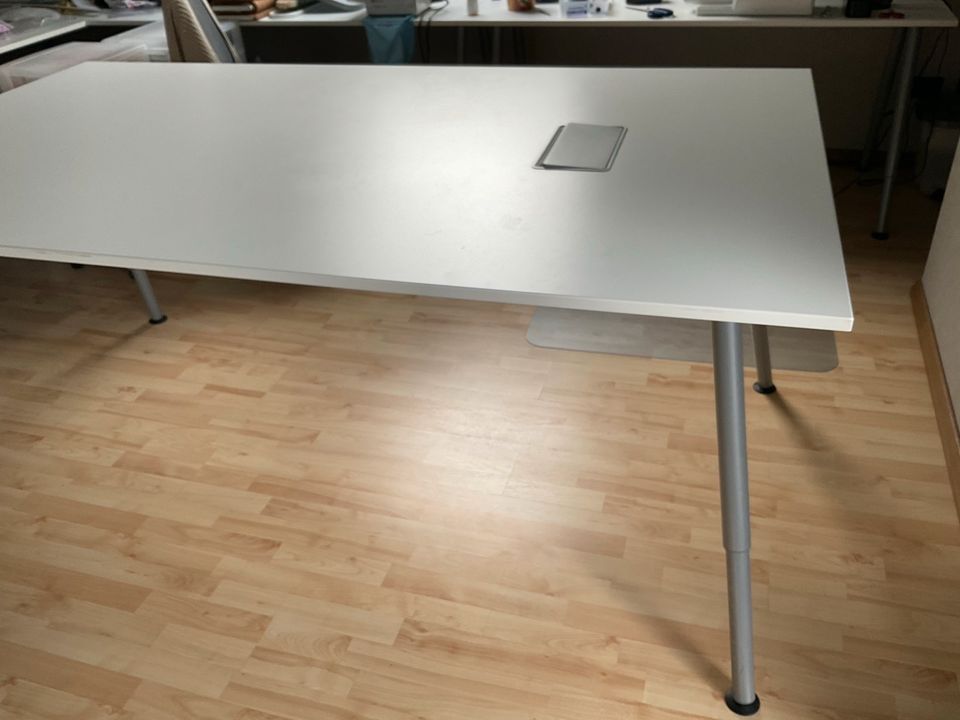 Schreibtisch 110x195 cm, höhenverstellbar, neuwertig in Polch