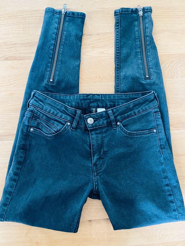 H&M JEANSHOSE Schwarz Gr S 36 W25 L32 Jeans Röhre Karottenjeans in Heidelberg