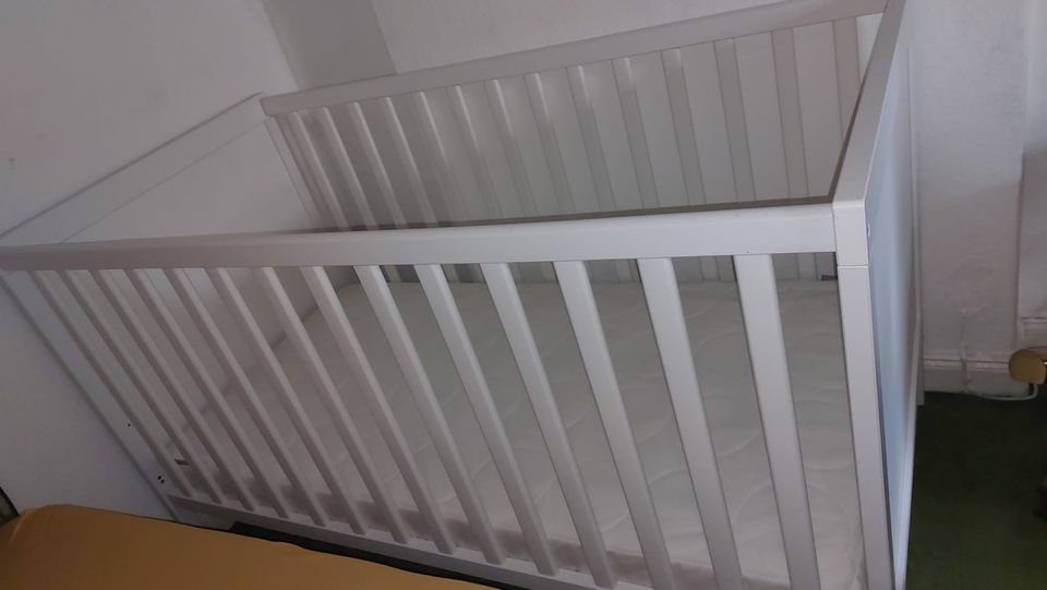 SUNDVIK Babybett, weiß mit Matratze 70x140 in Bremen